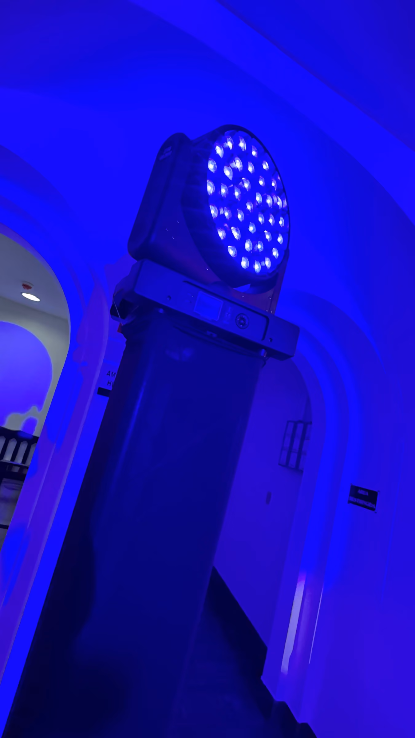 Cabeza móvil iluminando un salón en azul
