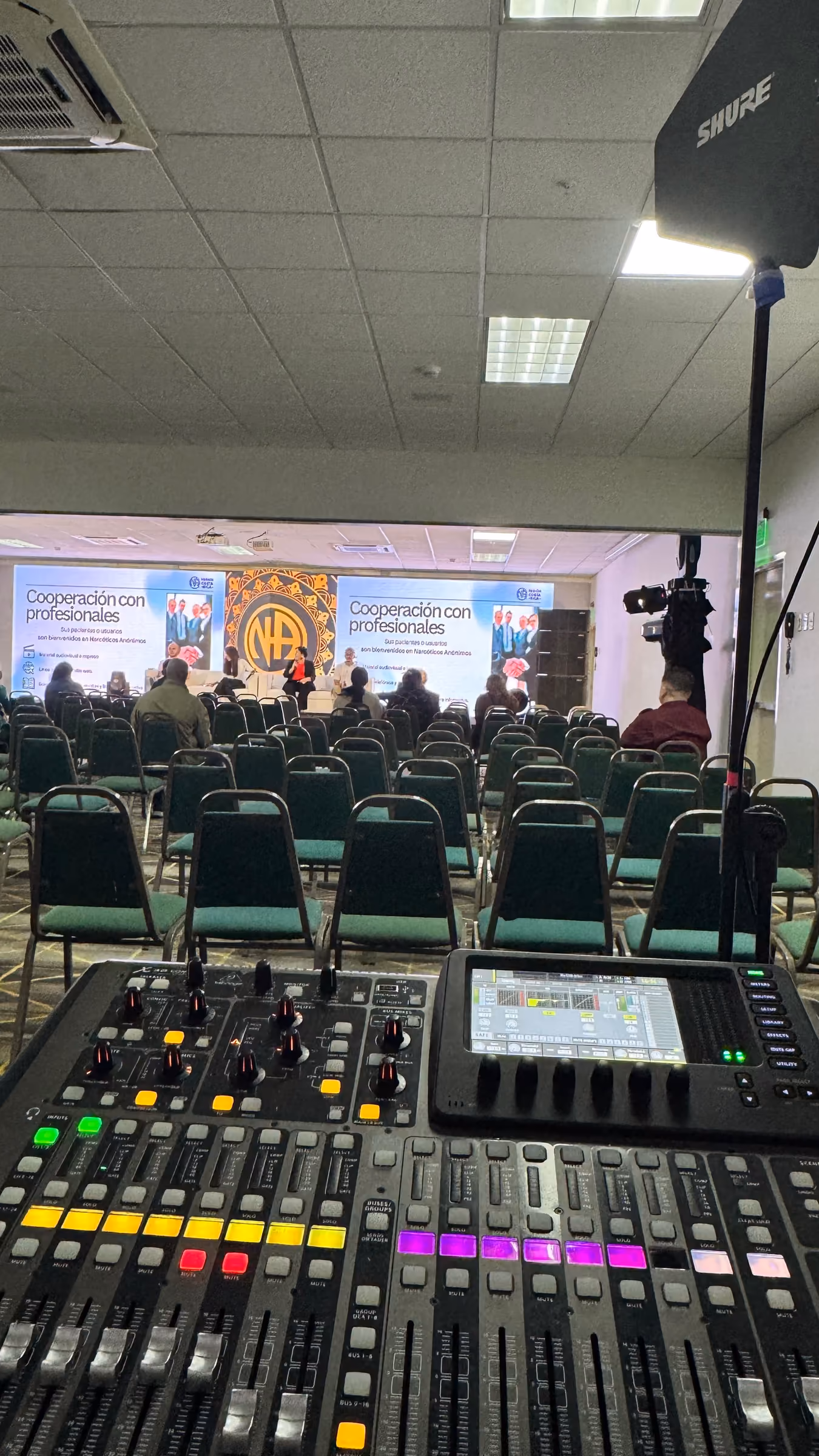 Consola de sonido y cámara frente a un auditorio