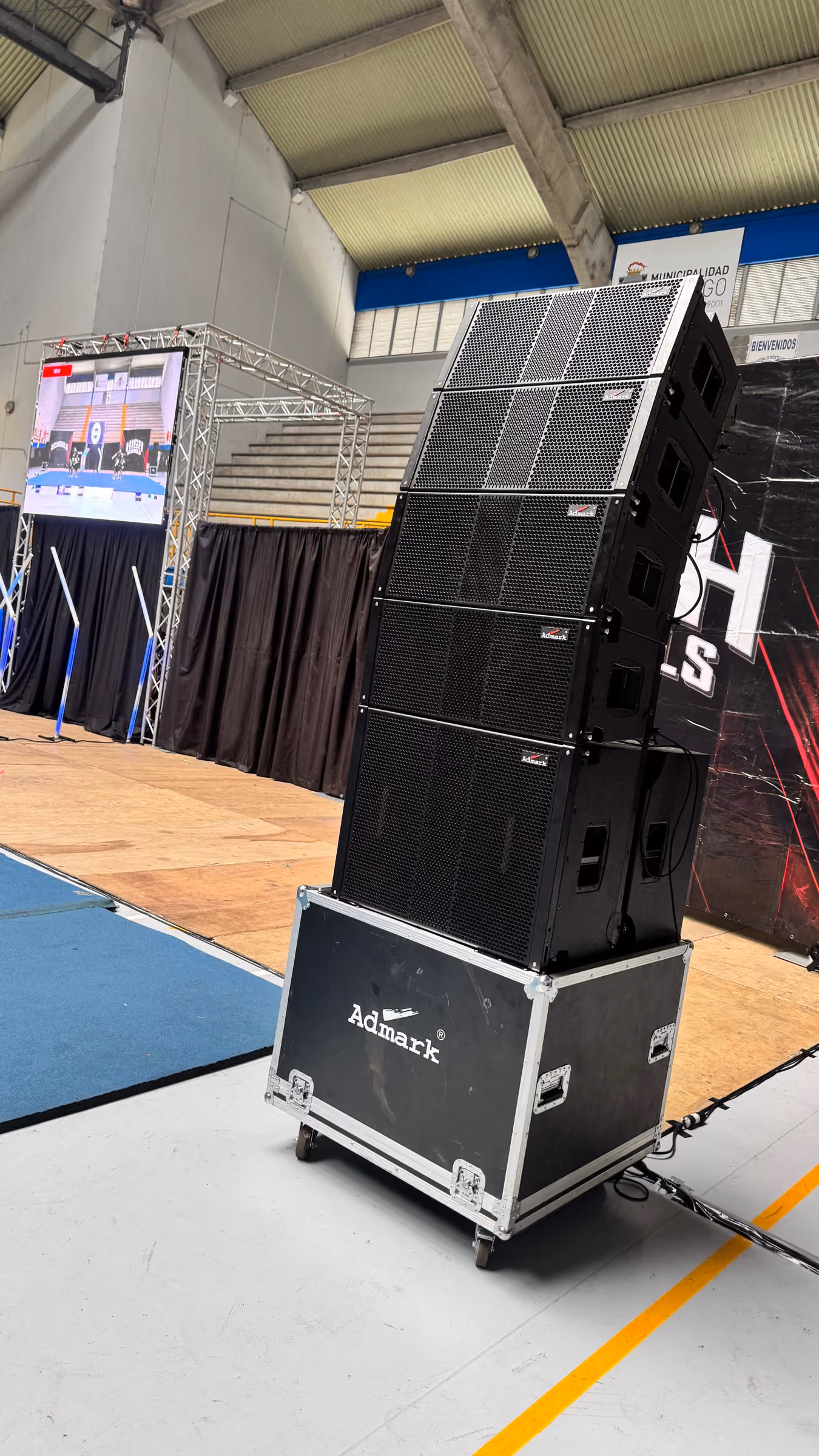 Sistema de sonido line array montado sobre su case