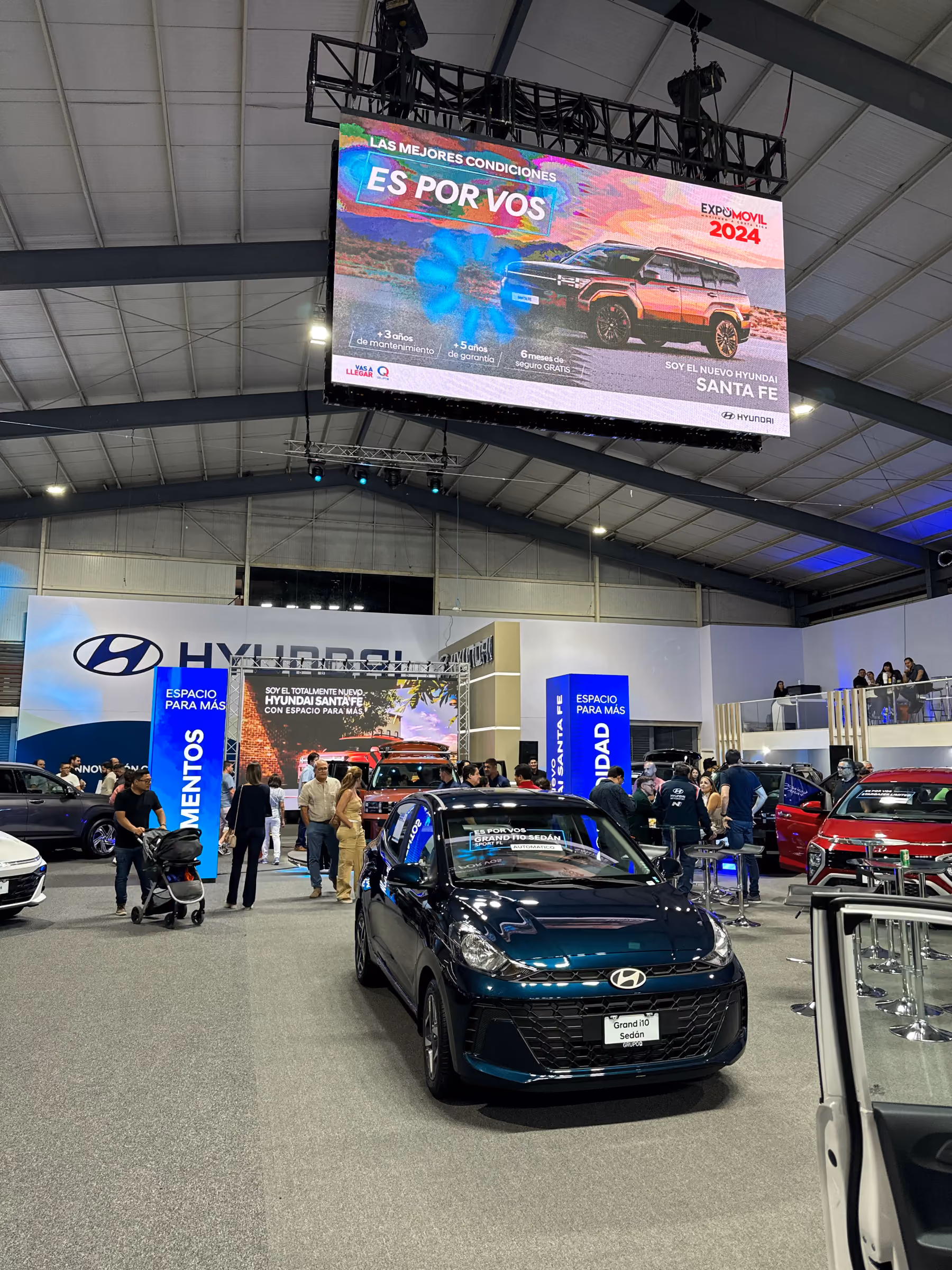 Stand de autos con pantalla LED gigante en una feria
