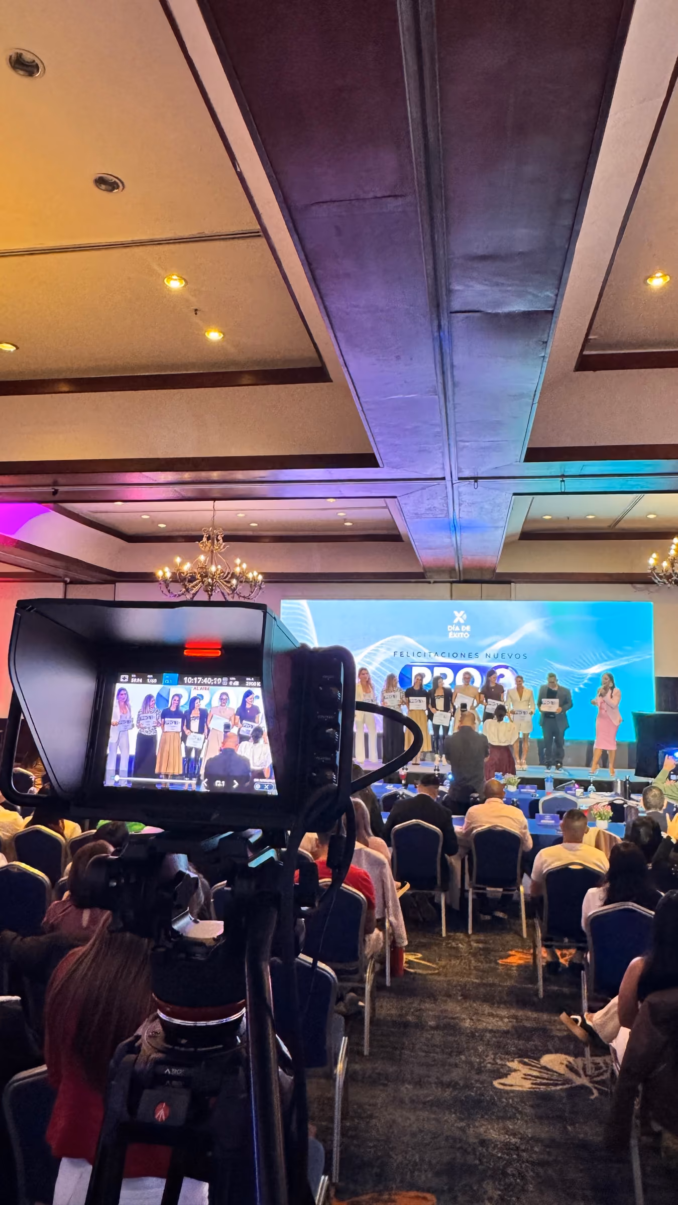 Monitor de transmisión en vivo frente a un salón de conferencias