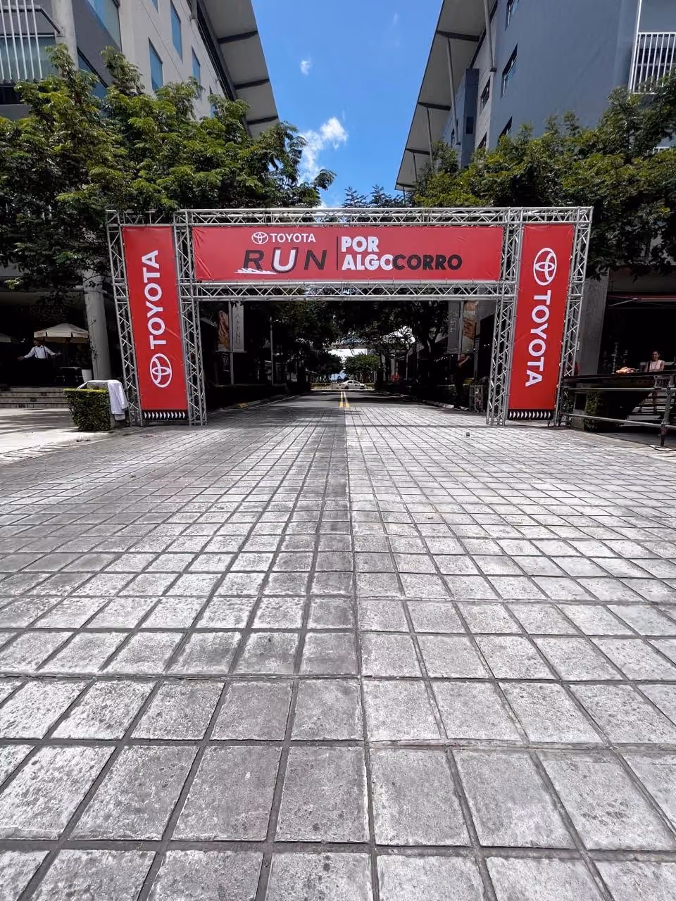 Arco de truss con la marca del evento en la entrada de una feria