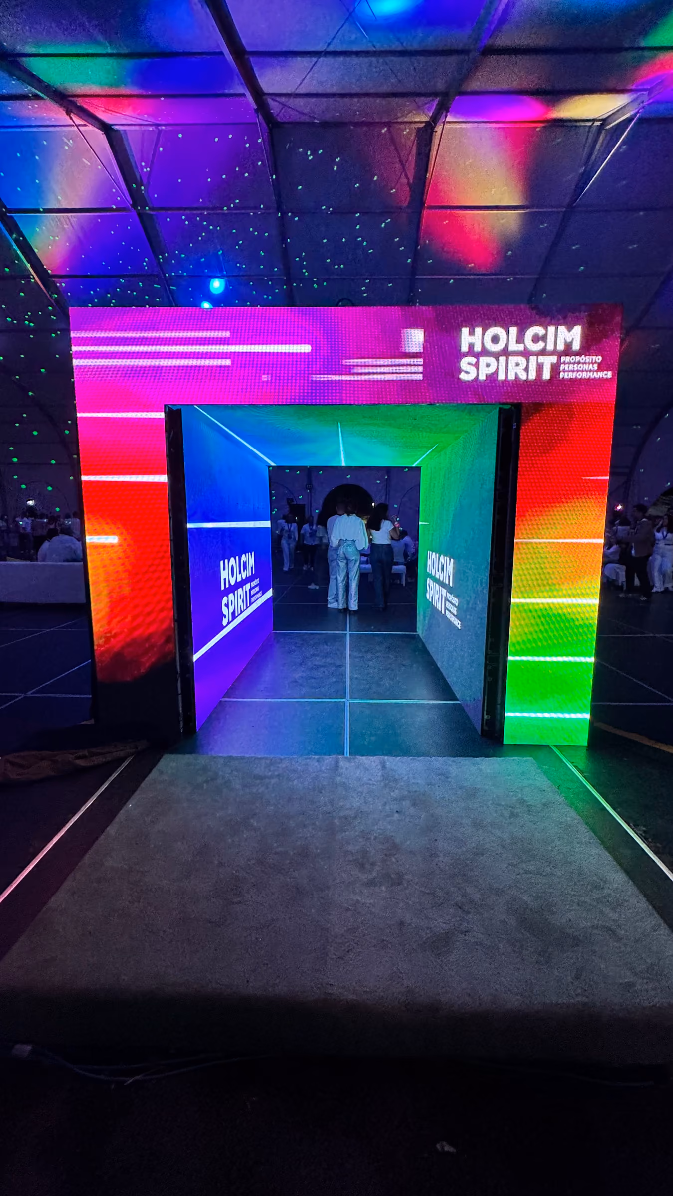 Túnel de entrada armado con pantallas LED de colores